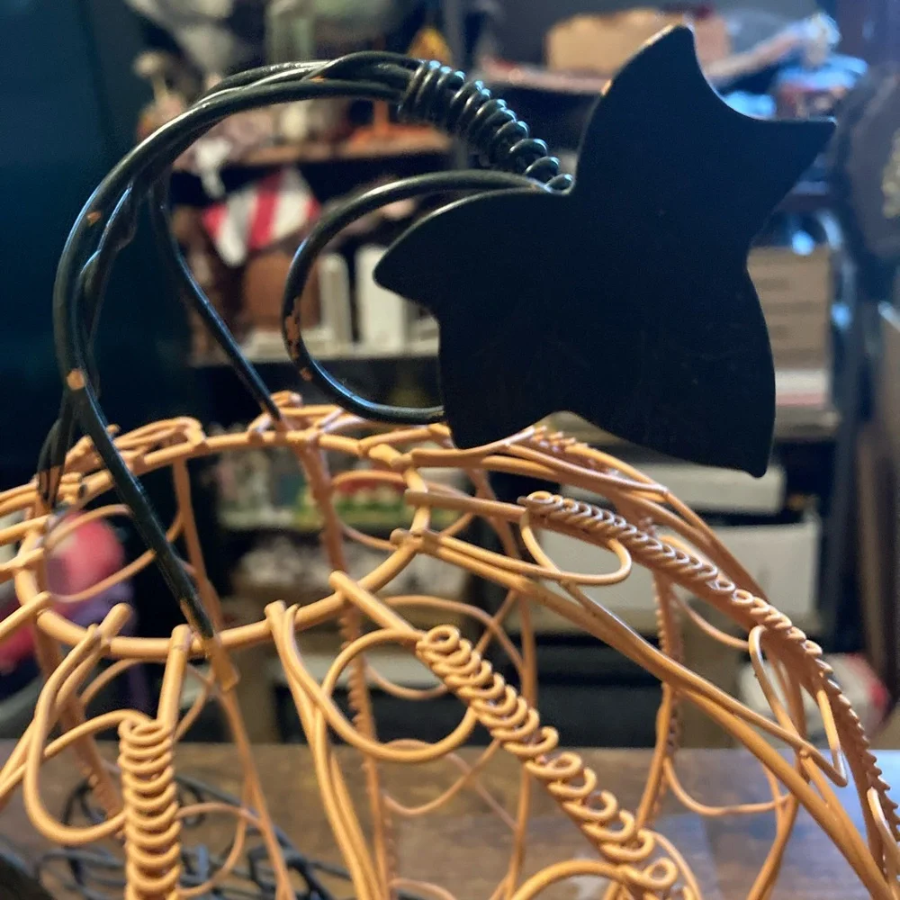 Cinderella pumpkin carriage made of orange and black wire - Picture 10 of 14